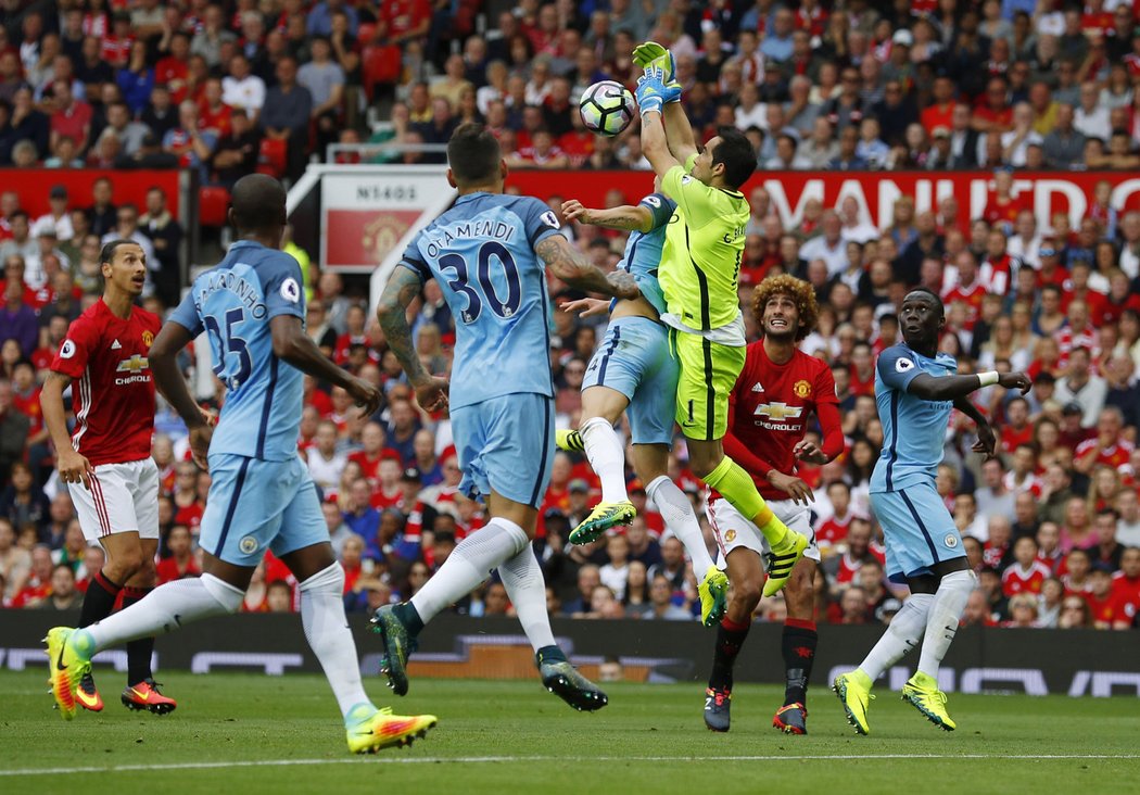 Gólman Manchesteru City neudržel míč a Zlatan Ibrahimovic snížil stav manchesterského derby na 1:2.