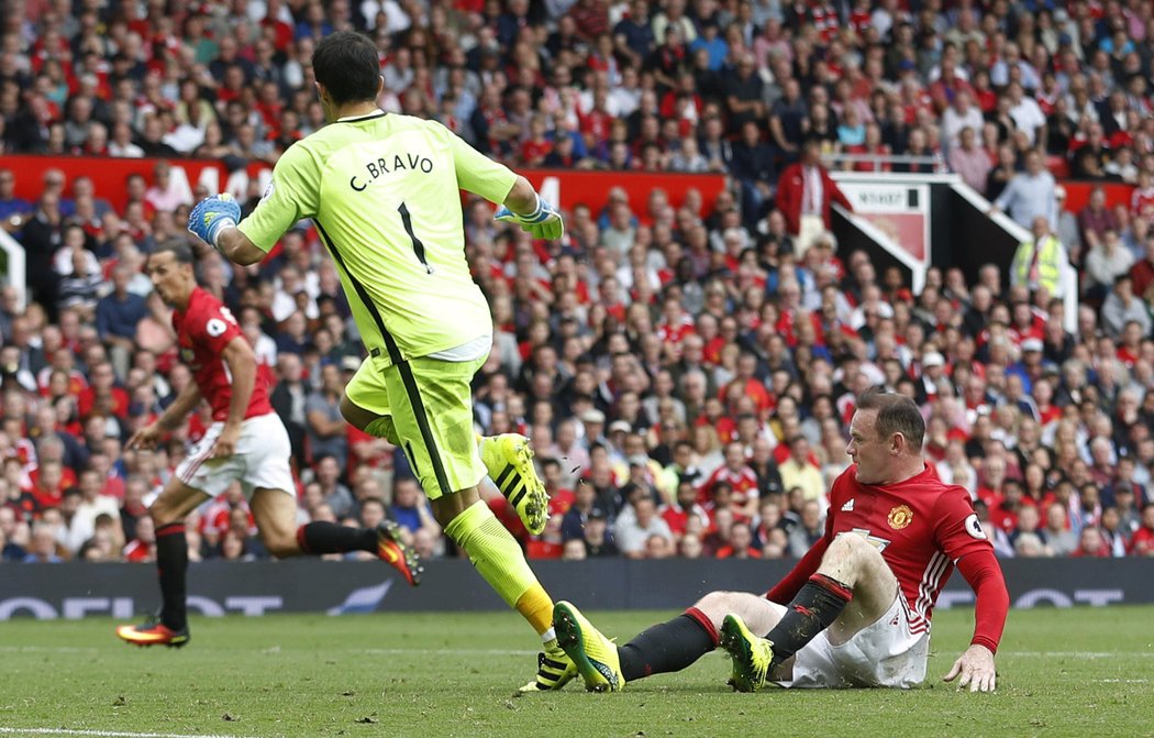 Brankář Manchesteru City Claudio Bravo několikrát během manchesterského derby chyboval. United ale dali jen jeden gól a prohráli 1:2