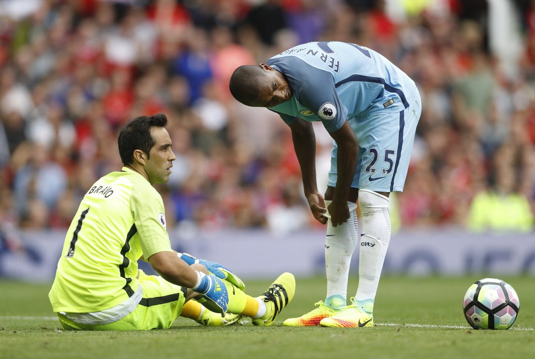 Gólman Manchesteru City Claudio Bravo si derby s United mezi nejvydařenější představení nezapíše, i když Citizens vyhráli 2:1.