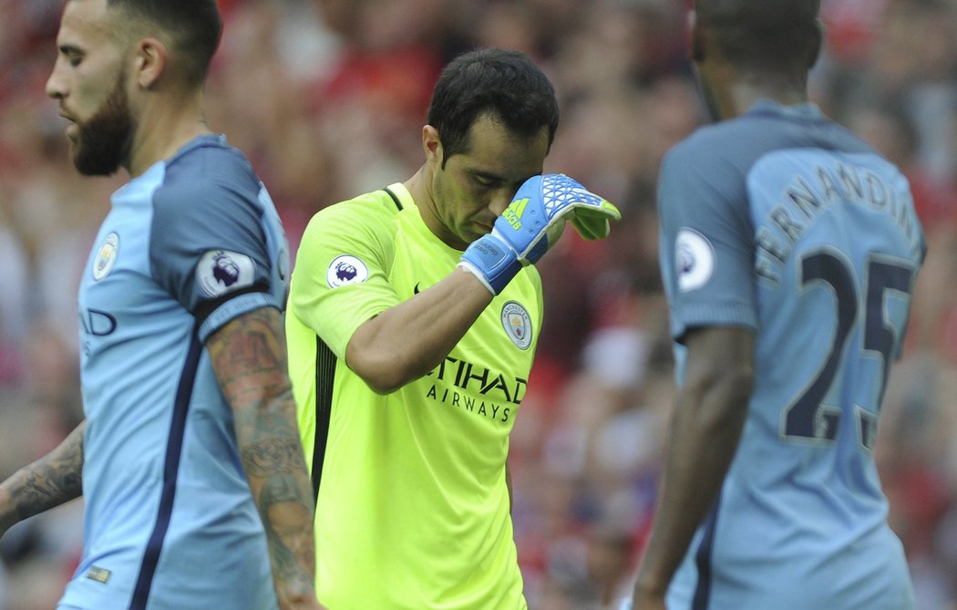 Claudio Bravo si musel po skončení manchesterského derby hodně oddychnout, zápas se brankáři Citizens moc nepovedl