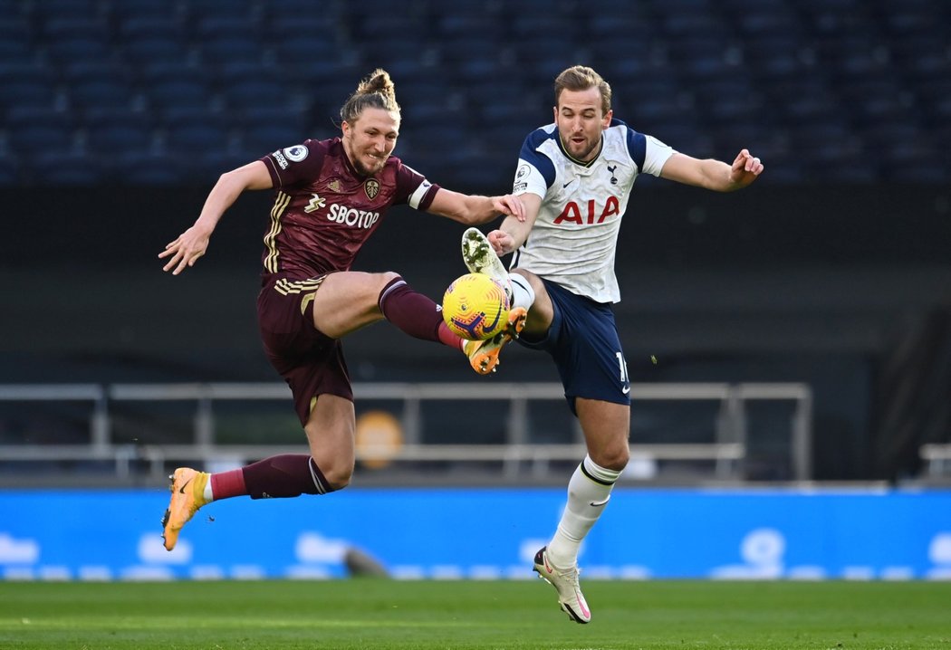 Harry Kane v souboji o míč s Lukem Aylingem z Leedsu