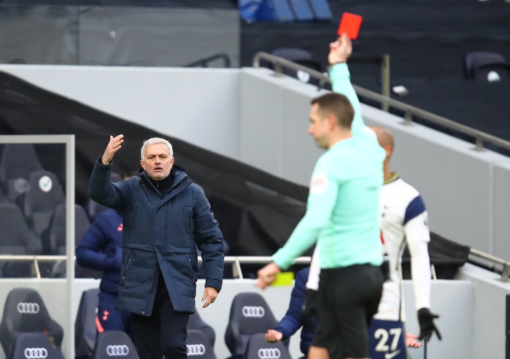 José Mourinho se rozčiluje po vyloučení Matta Dohertyho