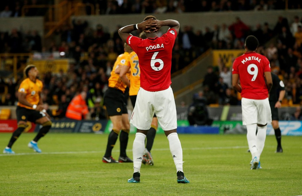 Paul Pogba se musel držet za hlavu, v 68. minutě dohrávky 2. kola Premier League na hřišti Wolverhamptonu totiž neproměnil penaltu