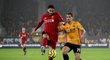 Obránce Liverpoolu Joe Gomez nepustil do útočné akce záložník Wolves Jonnyho