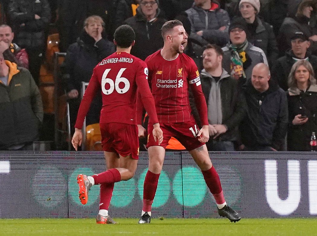 Skóre dohrávky 24. kola Premier League otevřel kapitán Liverpoolu Jordan Henderson, který se prosadil hlavou po rohovém kopu