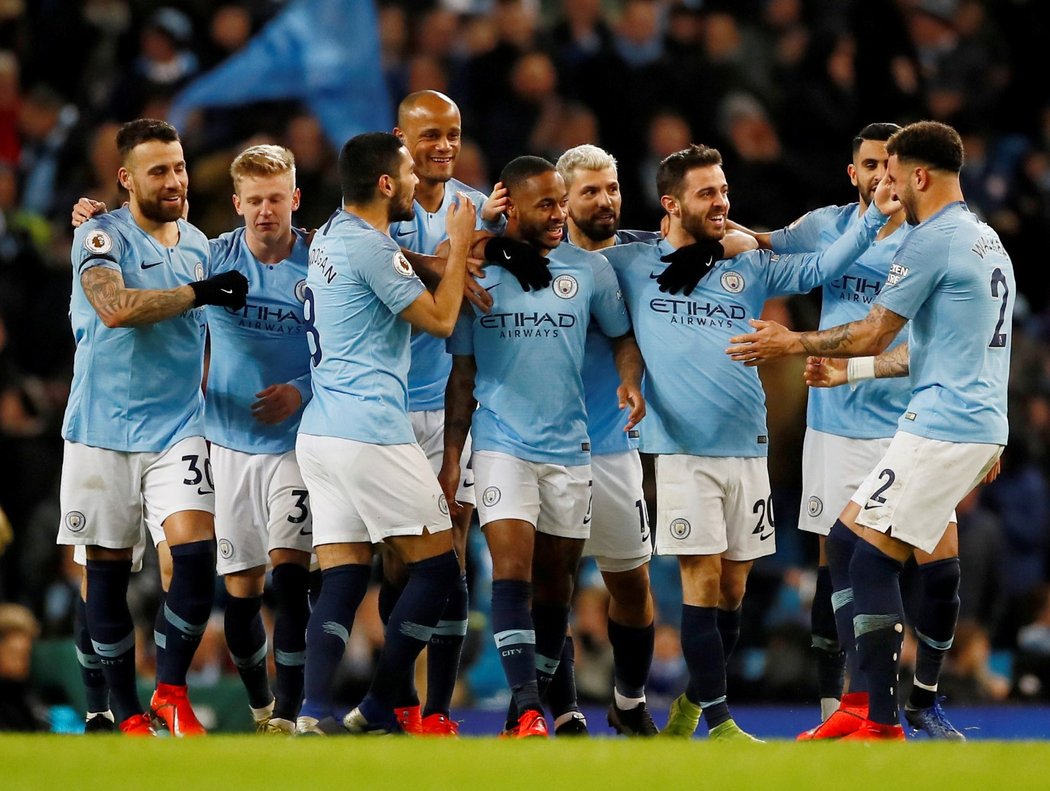 Fotbalisté Manchesteru City si výhrou nad Watfordem pojistili první místo v tabulce, hattrickem zazářil Raheem Sterling