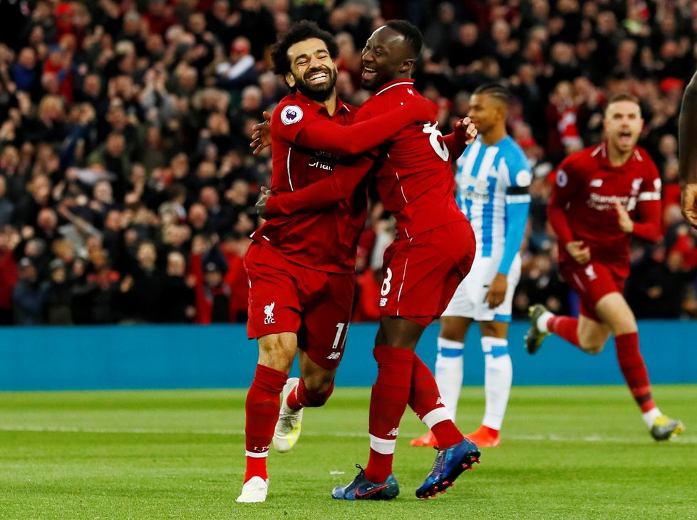 Naby Keita (vpravo) skóroval proti Huddersfieldu už po 15 vteřinách hry a zaznamenal tak nejrychlejší gól Liverpoolu v historii Premier League