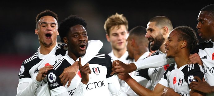 Nigerijský obránce Ola Aina oslavuje druhou branku Fulhamu proti WBA