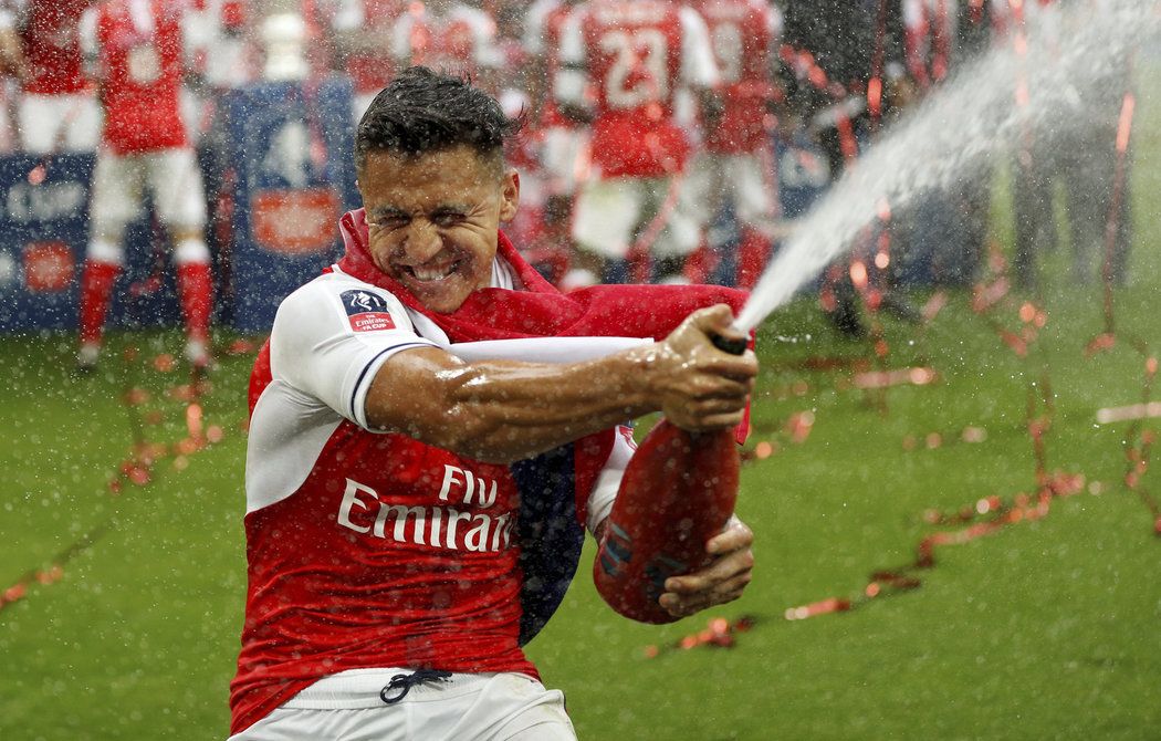 Bude moci Alexis Sánchez zanedlouho znovu bouchat šampaňské díky příchodu Kyliana Mbappého?