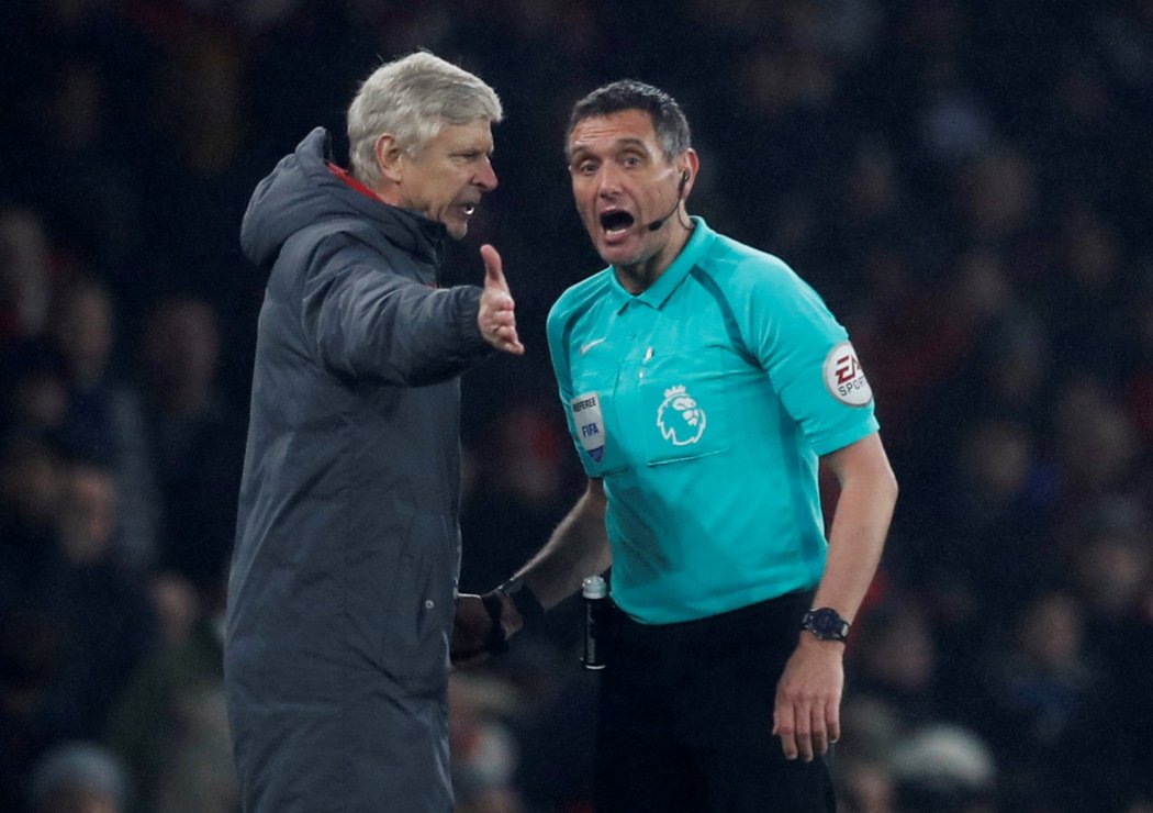 Arséne Wenger se divoce bavil s hlavním rozhodčím