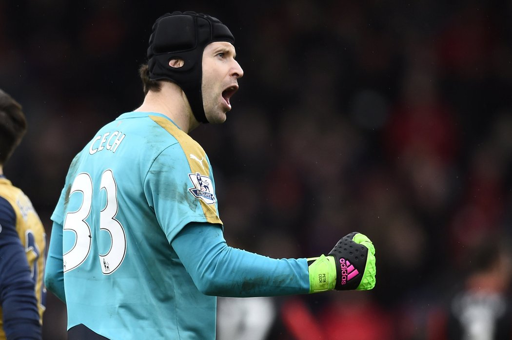 Petr Čech se raduje z vítězství Arsenalu nad Bournemouthem, při kterém udržel čisté konto