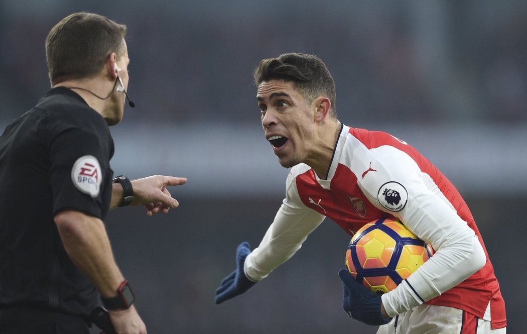 Obránce Arsenalu Gabriel v debatě s hlavním rozhodčím během utkání s Burnley