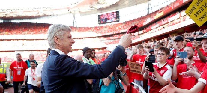Loučící se Arséne Wenger si sundal kravatu a chystá se ji darovat jednomu z malých fanoušků