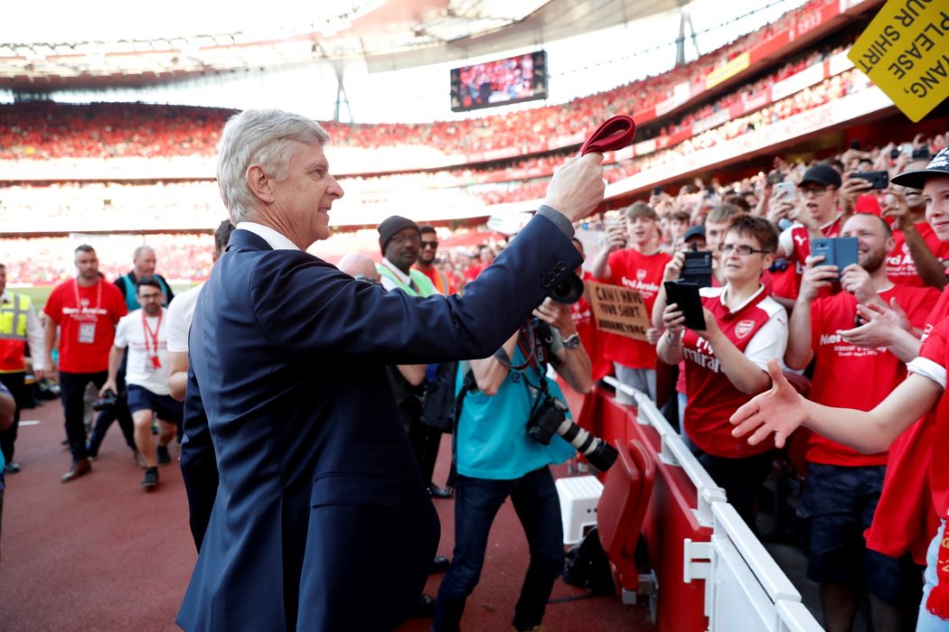 Loučící se Arséne Wenger si sundal kravatu a chystá se ji darovat jednomu z malých fanoušků