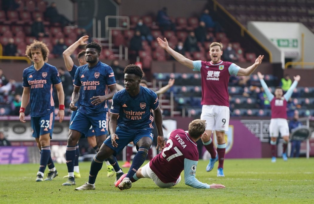 V zápase mezi Arsenalem a Burnley se v domácí sestavě představil i český útočník Matěj Vydra