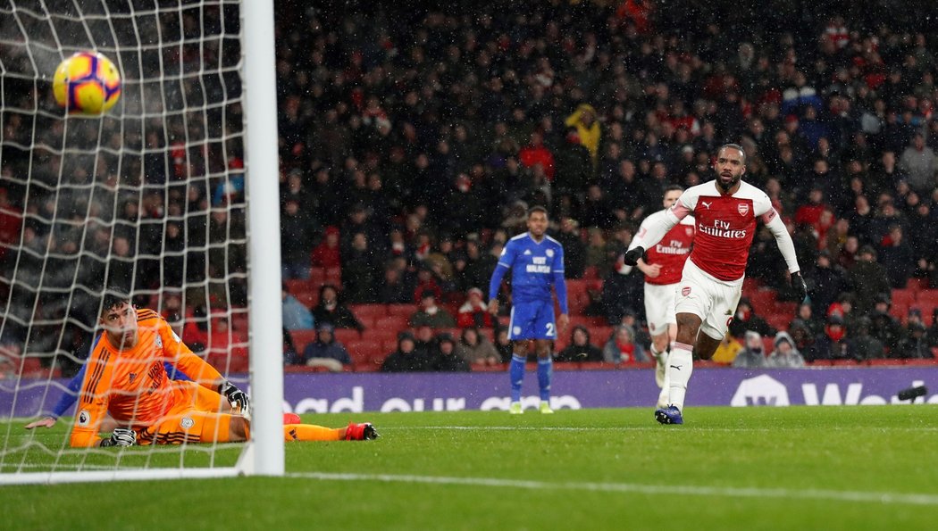 Útočník Arsenalu Alexandre Lacazette se raduje z vítězného gólu v utkání proti Cardiffu