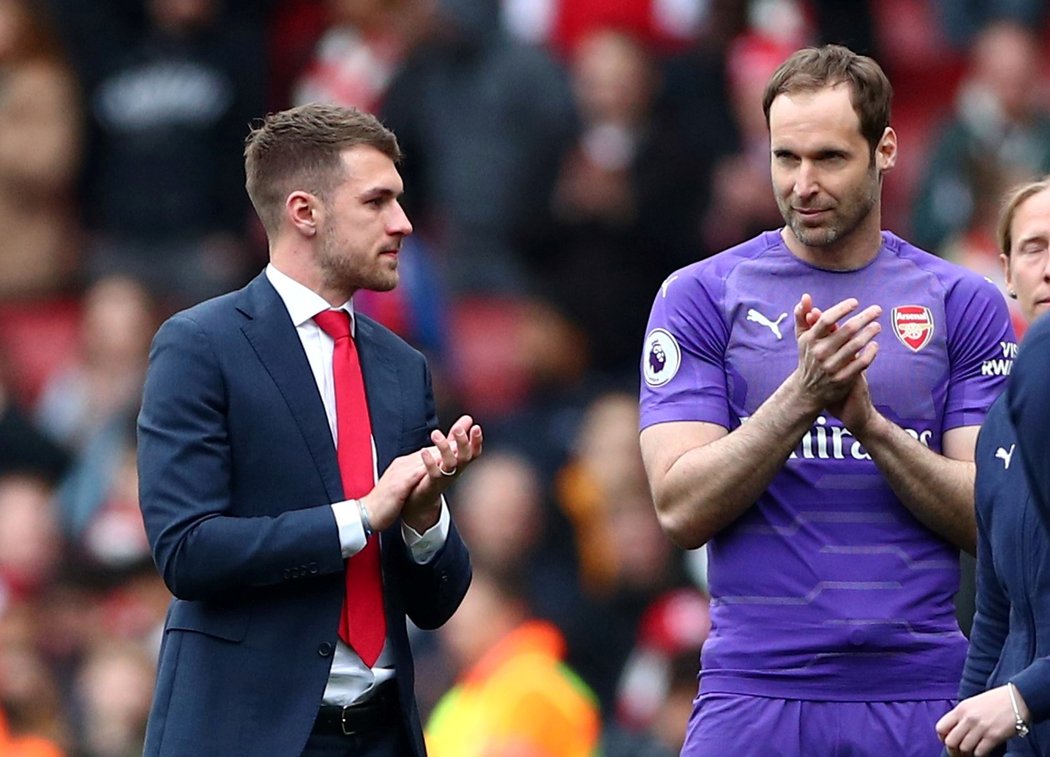 Aaron Ramsey a Petr Čech se loučili po zápase s Brightonem (1:1) na Emirates Stadium s Arsenalem