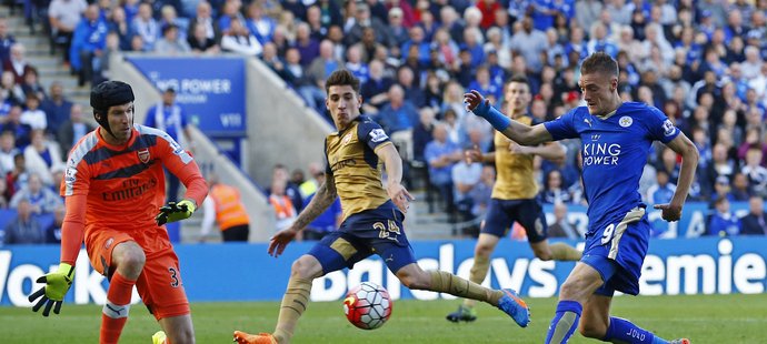 Petr Čech dostal v utkání Premier League na půdě Leicesteru dva góly, smutnit ale nemusel, protože Arsenal vyhrál 5:2.