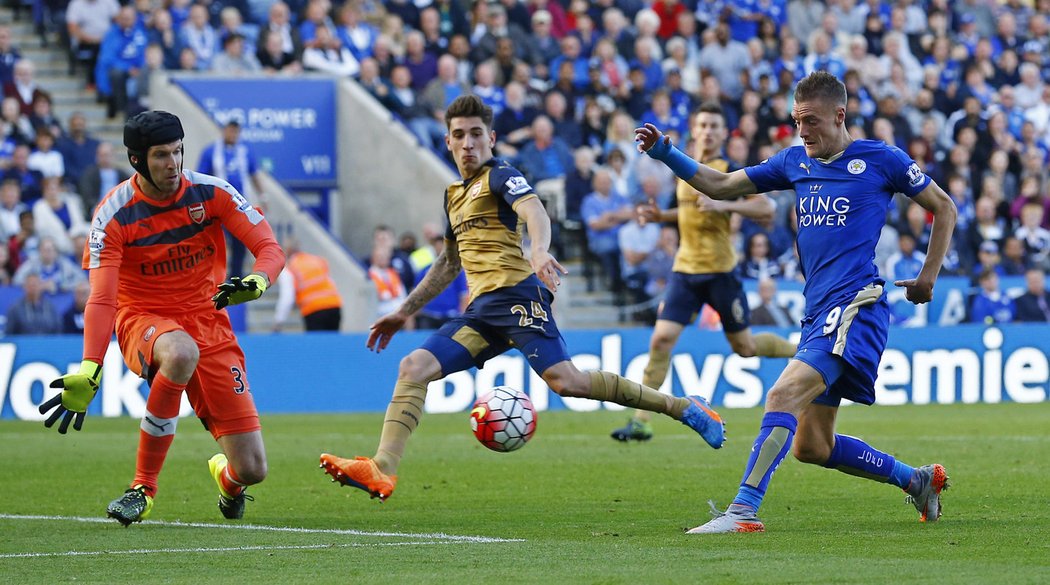 Petr Čech dostal v utkání Premier League na půdě Leicesteru dva góly, smutnit ale nemusel, protože Arsenal vyhrál 5:2.