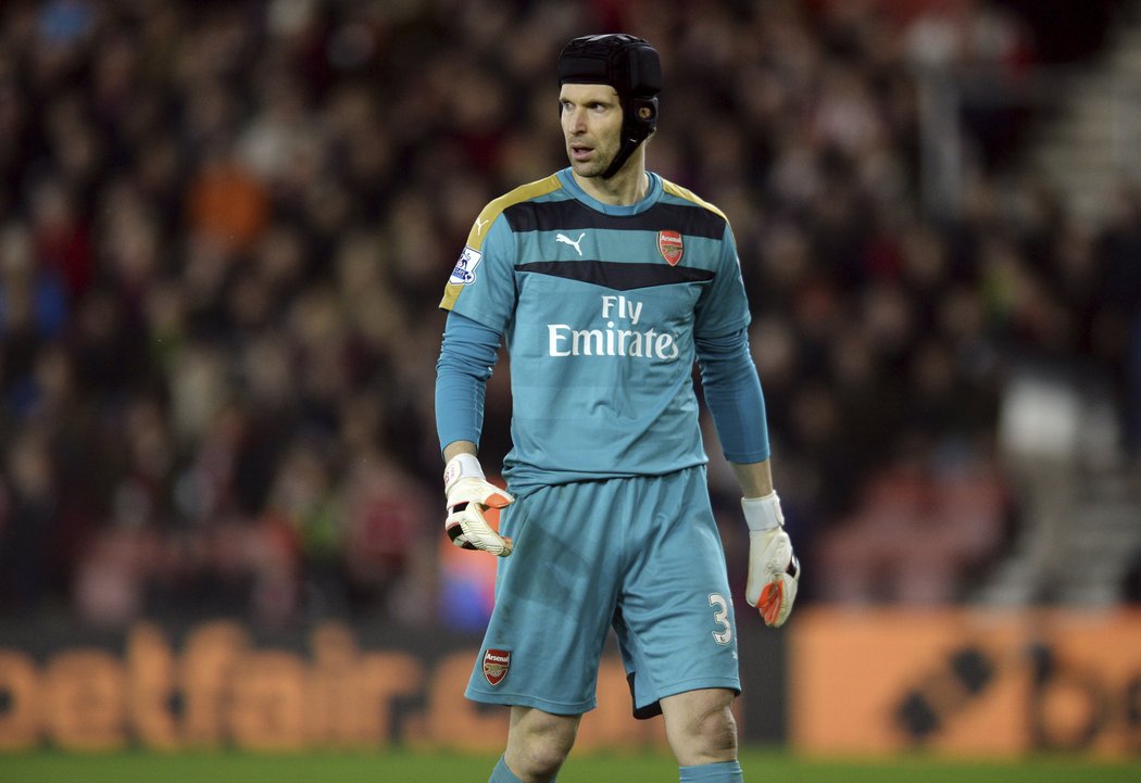 Brankář Petr Čech musel na rekord v počtu vychytaných nul zapomenout. Arsenal prohrál na hřišti Southamptonu a Čech za sedmdesát minut třikrát inkasoval.