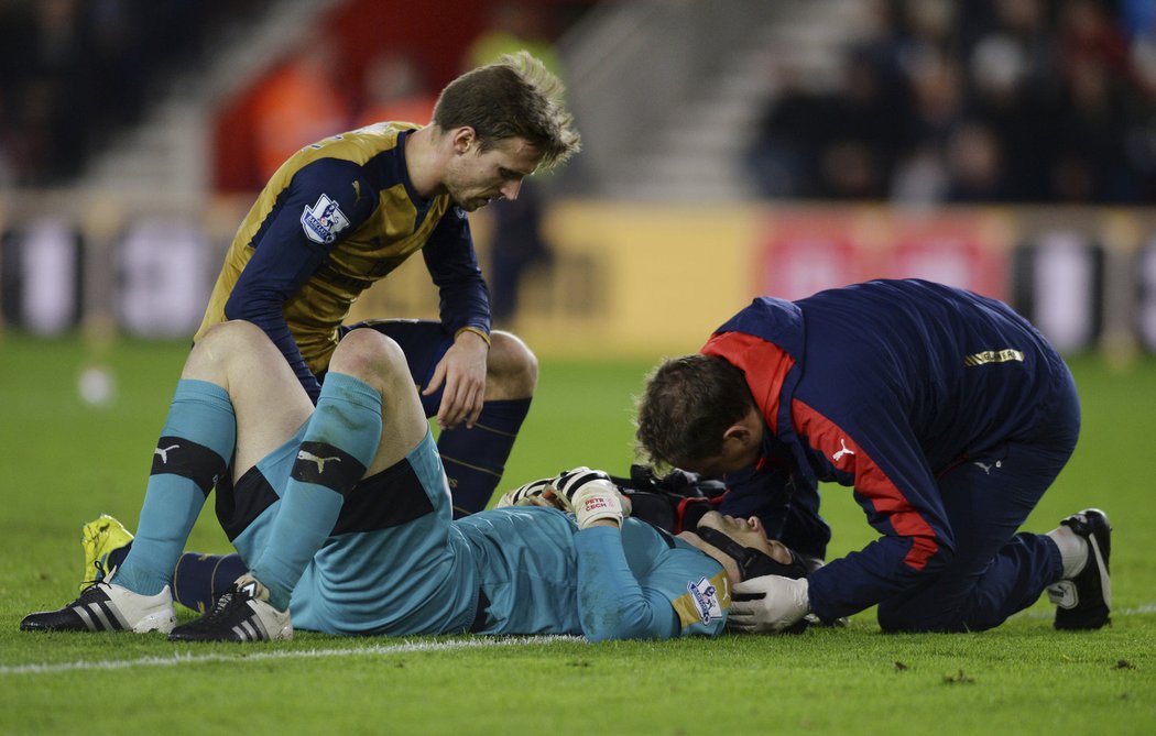 Při jednom ze soubojů se brankář Arsenalu Petr Čech zranil. Zápas v Southamptonu dochytal, ale porážce nezabránil.