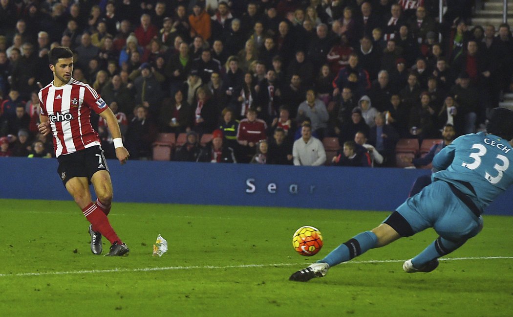 Shane Long ze Southamptonu střílí druhý gól do sítě Arsenalu. Petr Čech neměl nárok, &#34;kanonýři&#34; prohráli rozdílem třídy.