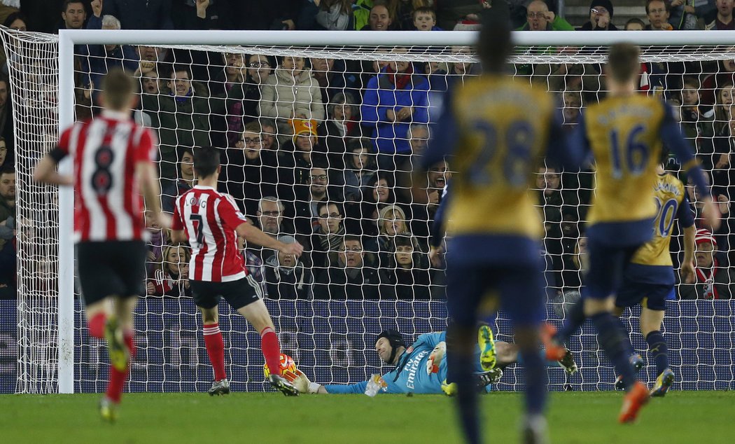 Shane Long ze Southamptonu střílí druhý gól do sítě Arsenalu. Petr Čech neměl nárok, &#34;kanonýři&#34; prohráli rozdílem třídy.