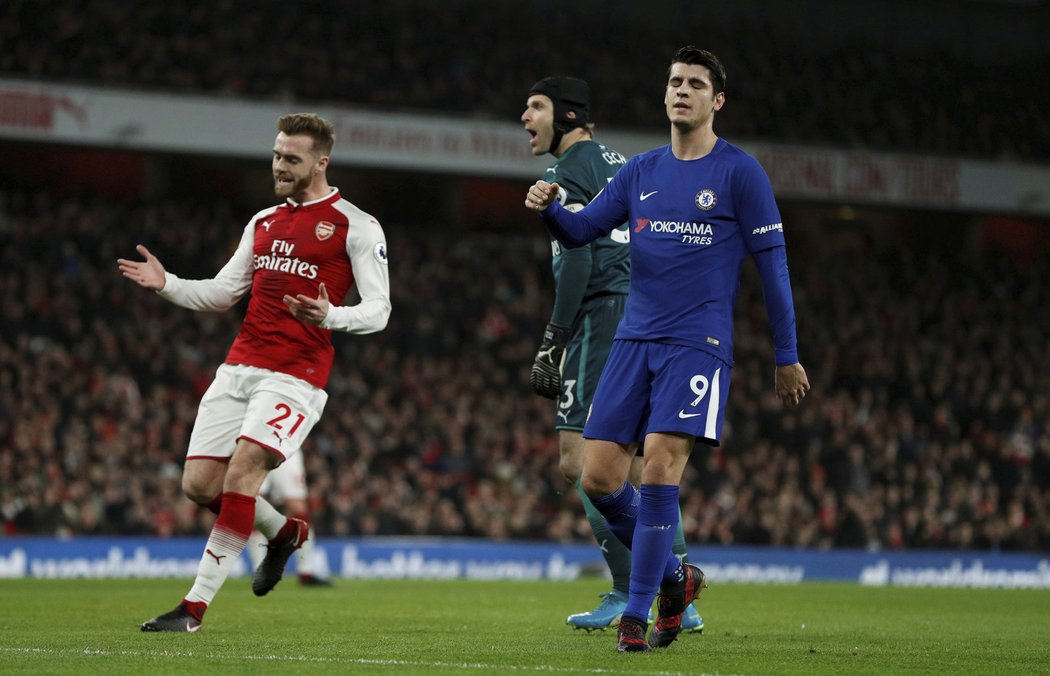 Petr Čech mezi spolurháčem z Arsenalu Calumem Chambersem a Alvarem Moratou z Chelsea