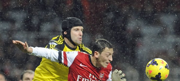 Petr Čech, velká opora Chelsea, v tomto souboji vyhrál nad Mesutem Özilem z Arsenalu