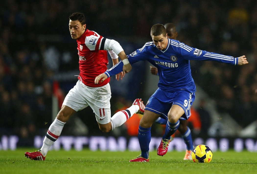 Německý reprezentant Mesut Özil je motorem akcí Arsenalu, potvrdil to i při utkání na Chelsea. Na snímku stíhá útočníka Blues Fernanda Torrese