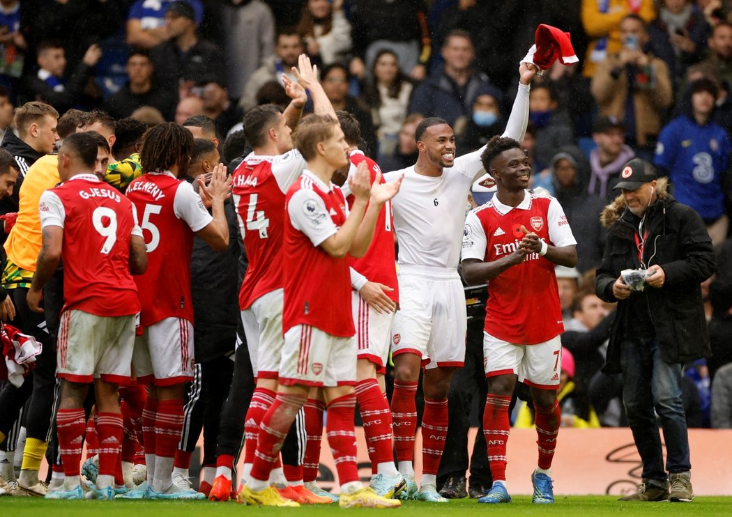 Fotbalisté Arsenalu slaví vítězství na Stamford Bridge