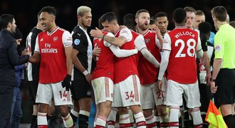 Arsenal rozebral Newcastle, Tottenham přestřílel Aston Villu. Pálil Son