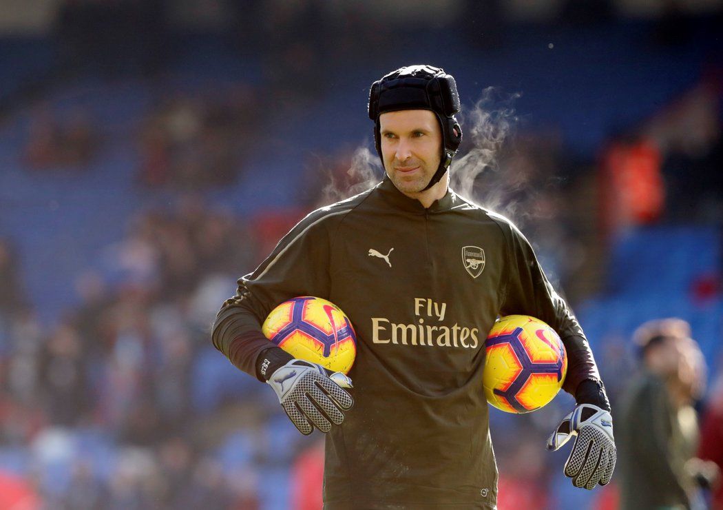 Petr Čech se poprvé od zranění na konci září objevil v sestavě Arsenalu, na hřišti Crystal Palace kryl ze střídačky záda Berndu Lenovi