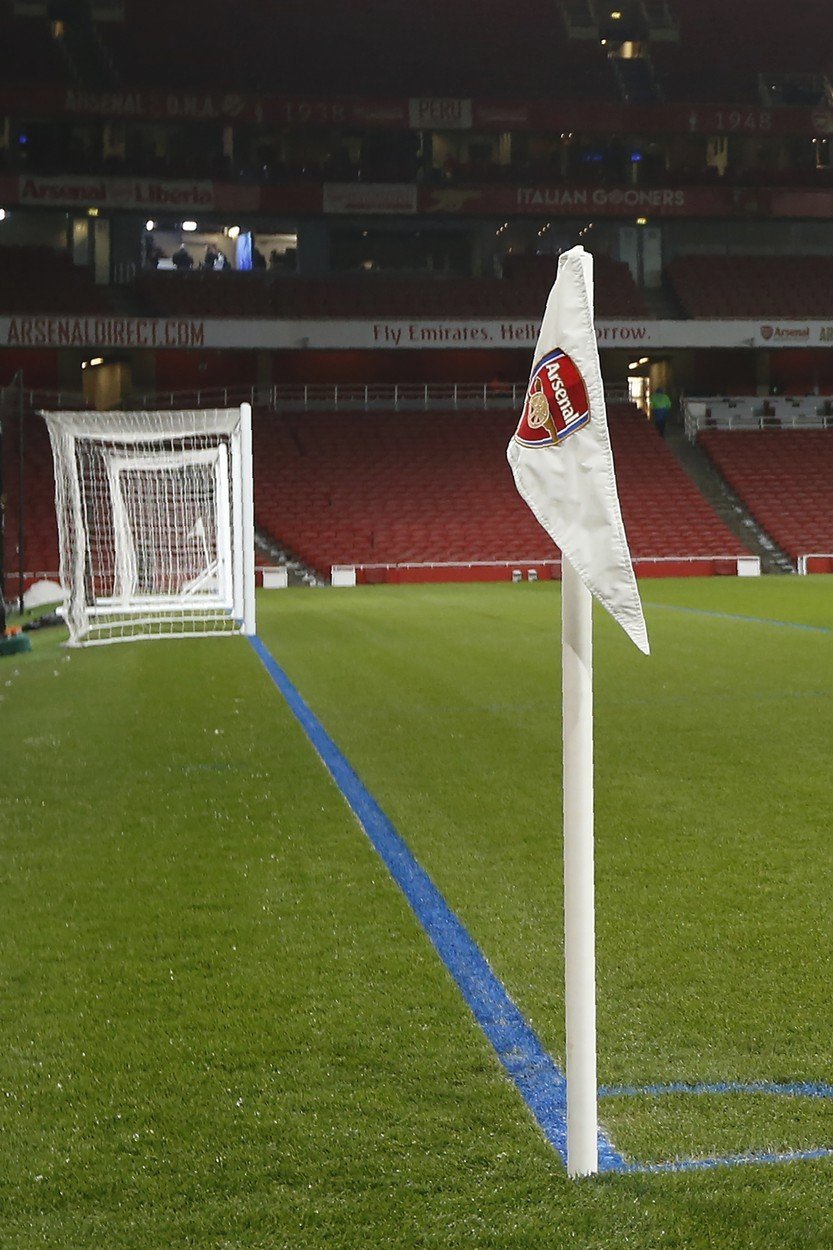 Hřiště Emirates Stadium netradičně ozdobily modré čáry