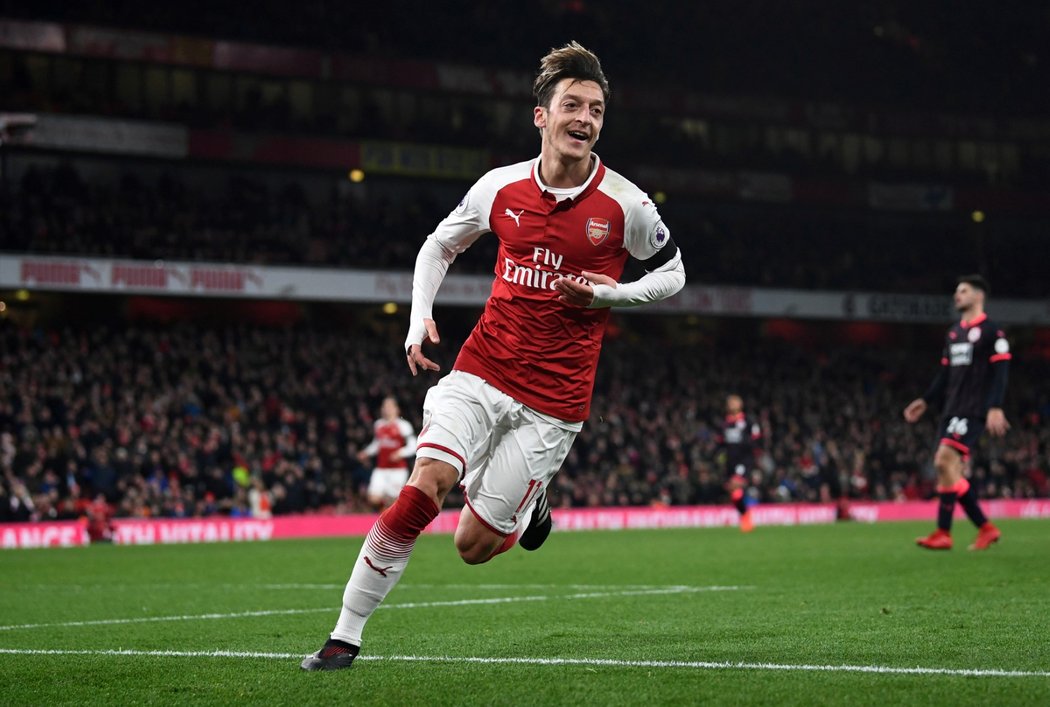 Arsenal rozdrtil Huddersfield, v hlavní roli byl Özil