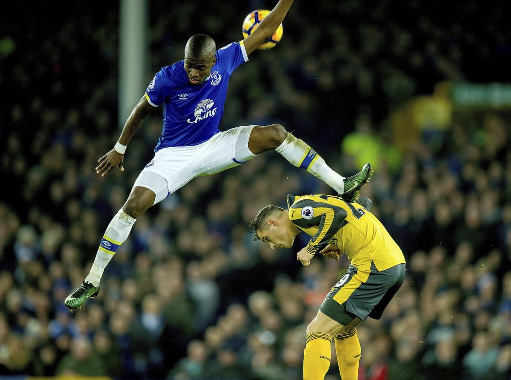 Idrissa Gueye z Evertonu v hodně akrobatické pozici nad arsenalským Granitem Xhakou