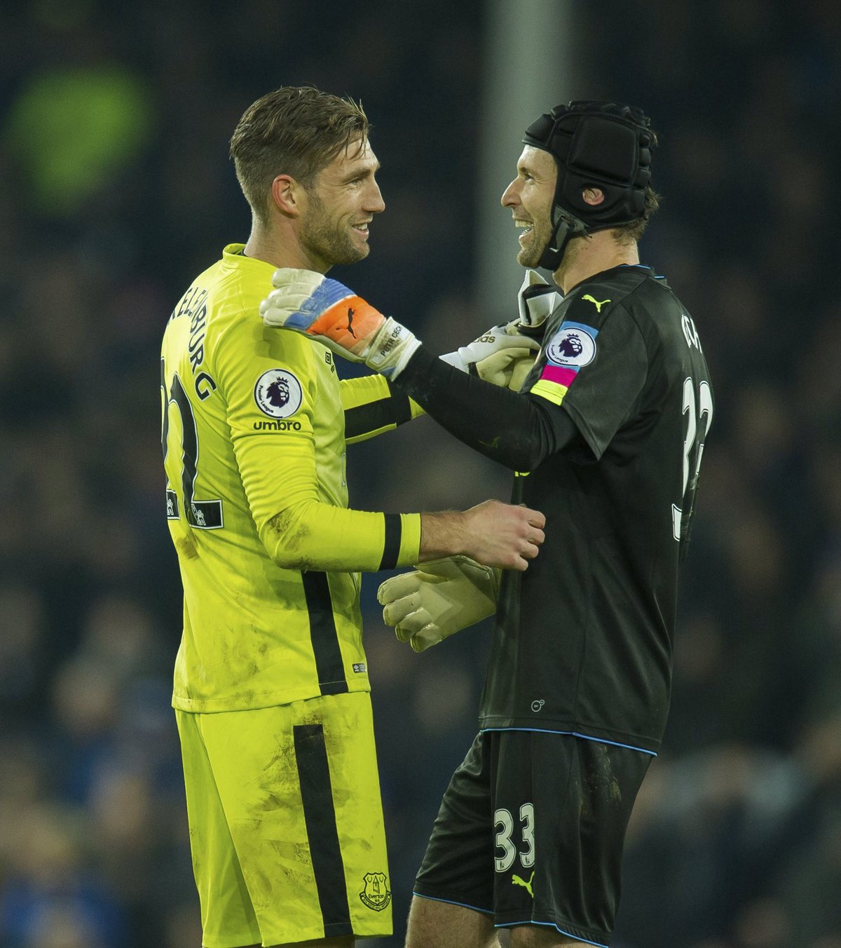 Maarten Stekelenburg z Evertonu se zdraví s brankářem Arsenalu Petrem Čechem, který se evidentně dobře baví nad svým útočným výpadem v závěru zápasu