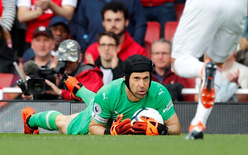 Petr Čech zasahuje v duelu Arsenalu s Evertonem, který londýnský klub zvládl 2:0