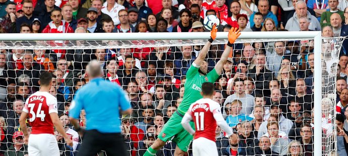 Petr Čech zasahuje v duelu Arsenalu s Evertonem, který londýnský klub zvládl 2:0