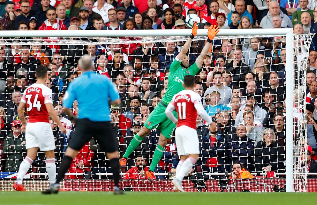 Petr Čech zasahuje v duelu Arsenalu s Evertonem, který londýnský klub zvládl 2:0