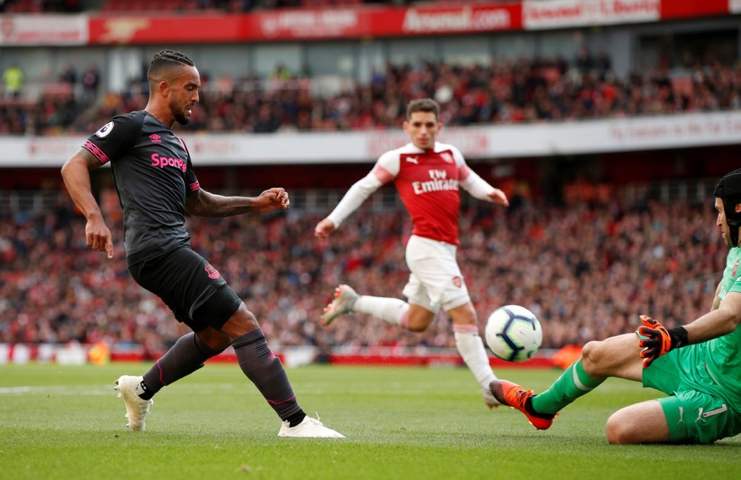 Petr Čech zasahuje v duelu Arsenalu s Evertonem, který londýnský klub zvládl 2:0