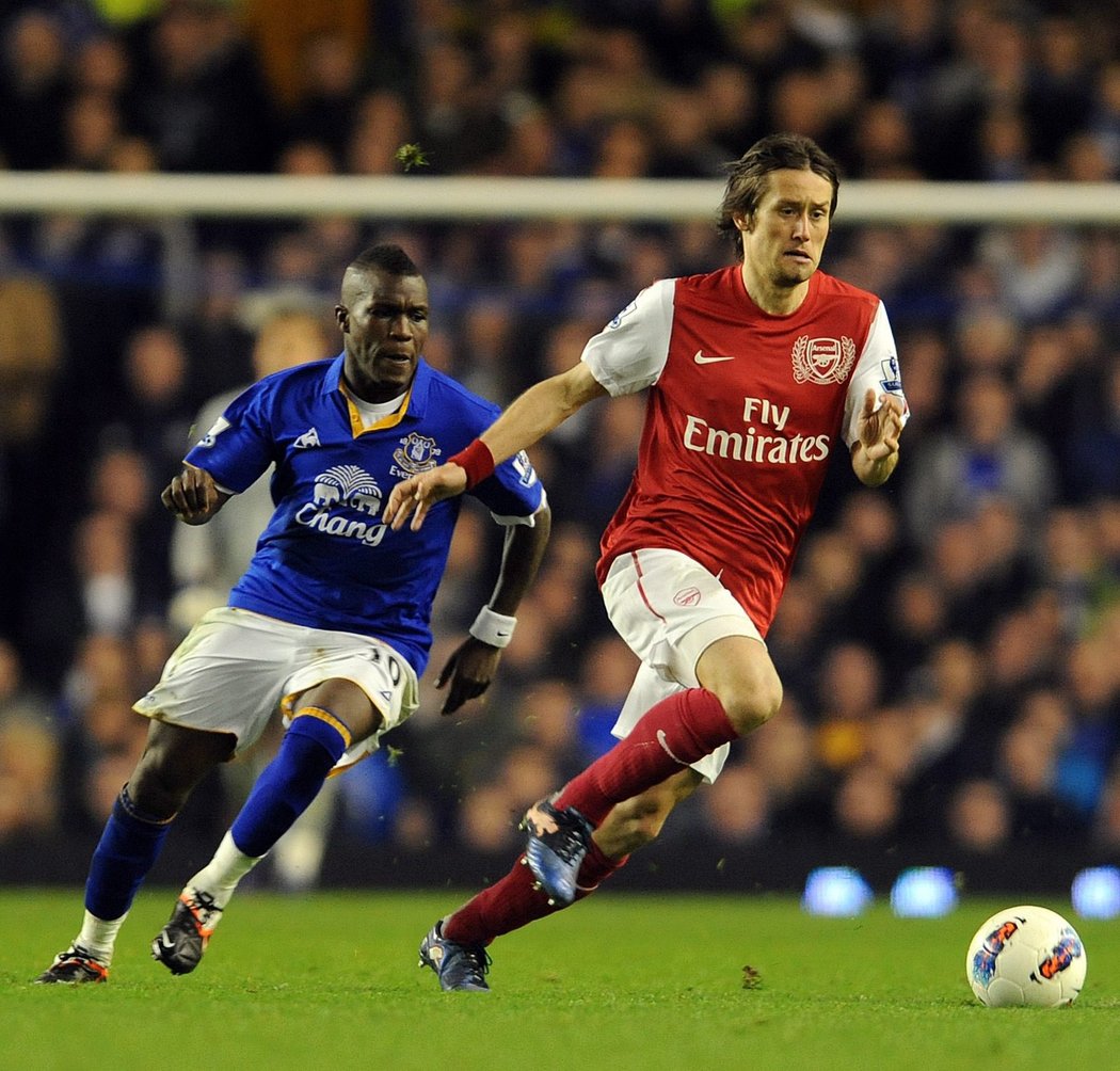 Tomáš Rosický uniká Roystonovi Drenthemu z Evertonu