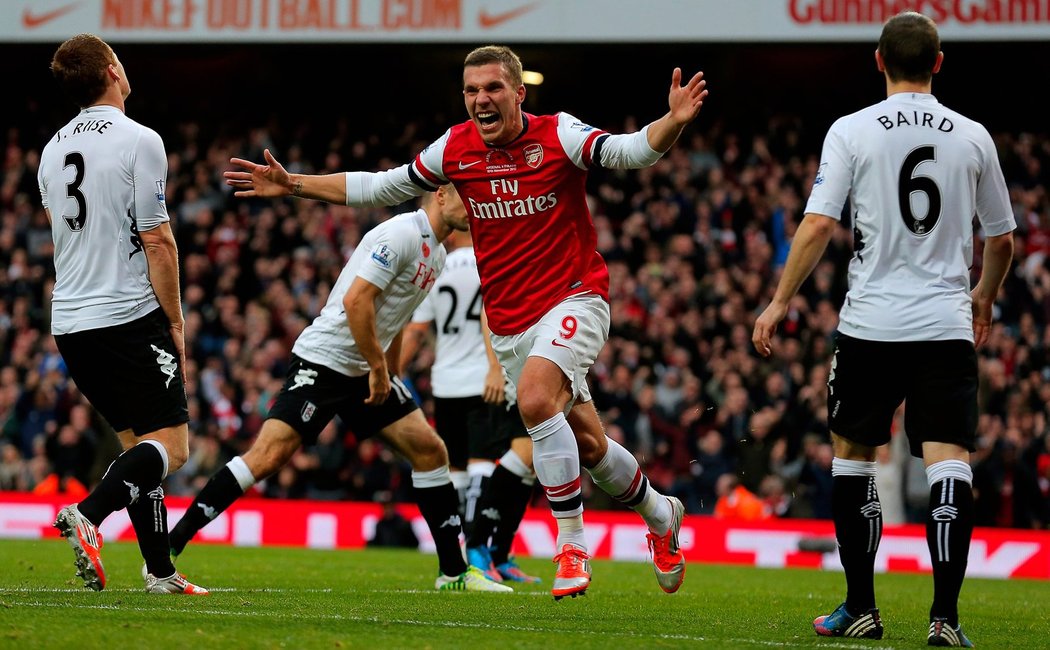Fotbalista Arsenalu Lucas Podolski slaví gól v síti Fulhamu. Nakonec ale zápas Premier League skončil nerozhodně 3:3.
