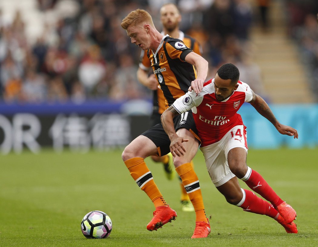 Sam Clucas z Hullu a Theo Walcott z Arsenalu bojují o míč v utkání Premier League.