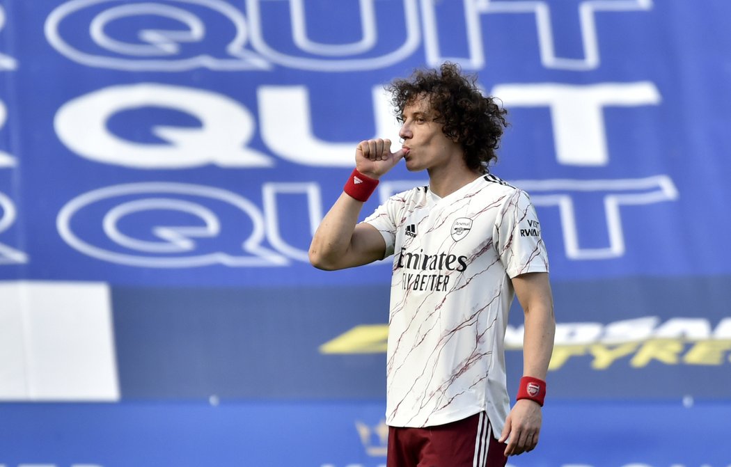 David Luiz se prosadil hlavou a srovnal na 1:1