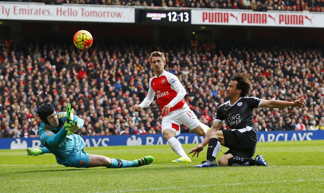 Petr Čech v akci v zápase proti Leicesteru