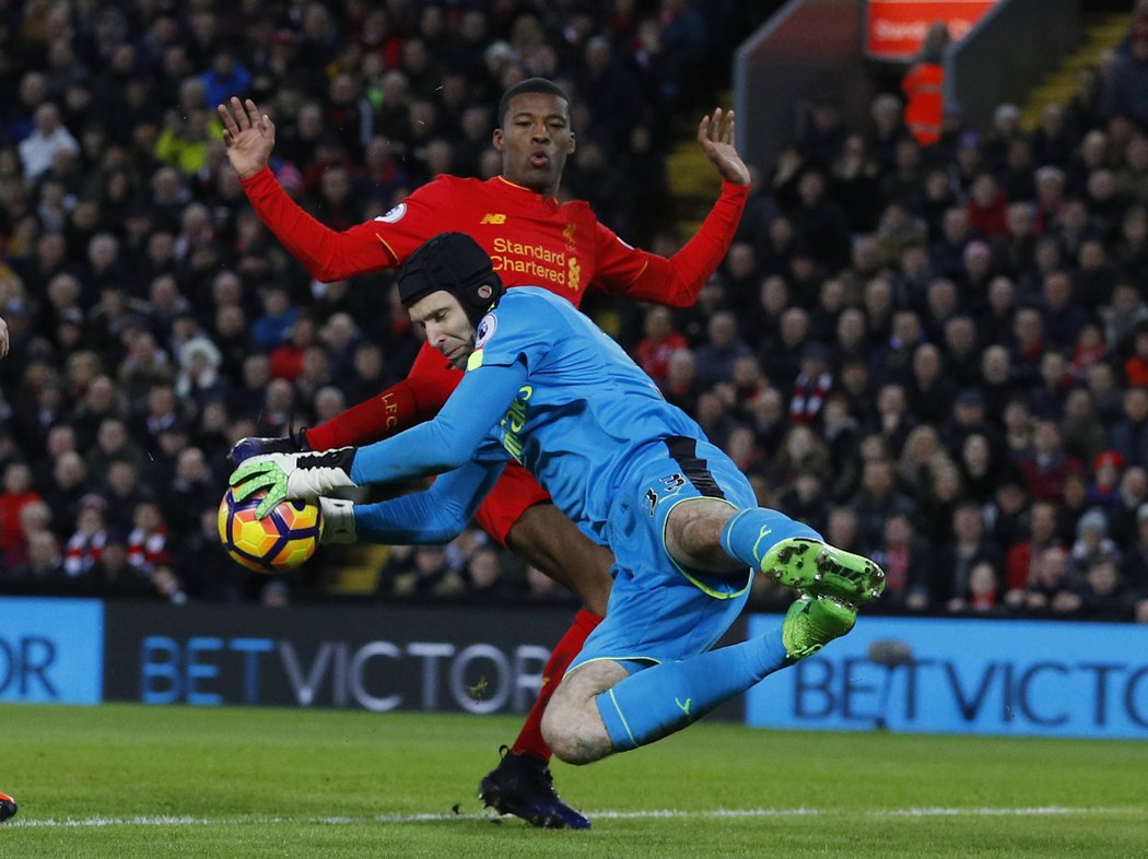 Gólman Arsenalu Petr Čech v utkání s Liverpoolem