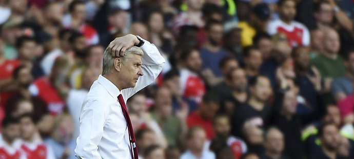 Zklamaný trenér Arsenalu Arséne Wenger po prohře s Liverpoolem