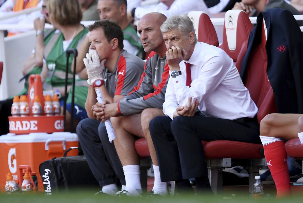 Lavička Arsenalu a zadumaný trenér Wenger po ztrátě s Liverpoolem