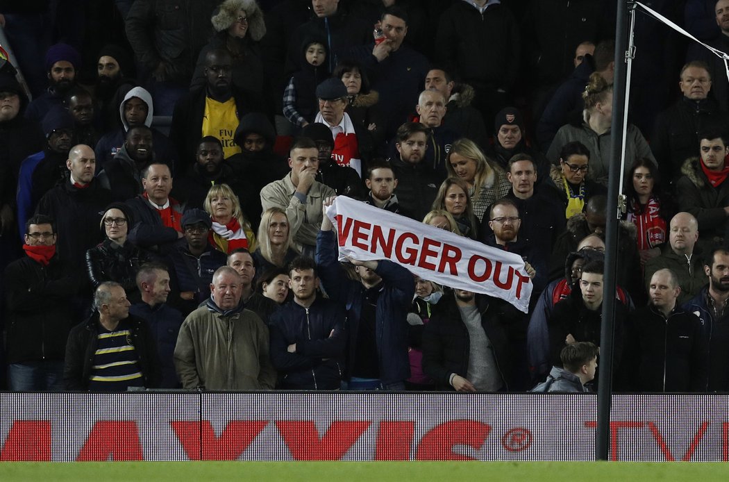Transparent fanoušků Arsenalu během utkání na Liverpoolu, kde žádají odchod trenéra Wengera